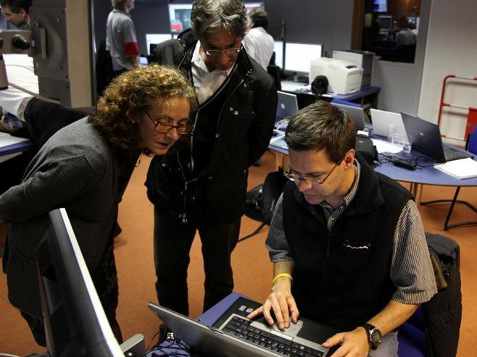 Teresa Rodrigo con unos colaboradores