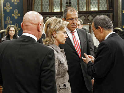 Ban Ki-moon, Hillary Clinton, Sergey V. Lavrov charlas de pie