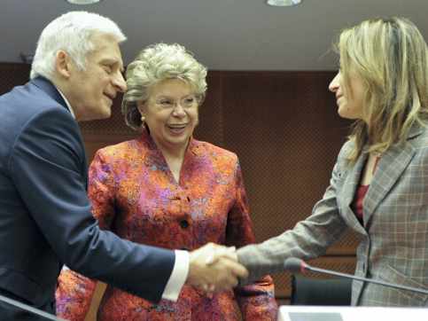 Jerzy Buzek, Viviane Reding y Bibiana Aído, se saludan