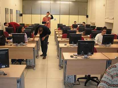 estudiantes ante el ordenador