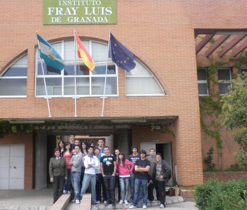 puerta del Instituto con alumnos 