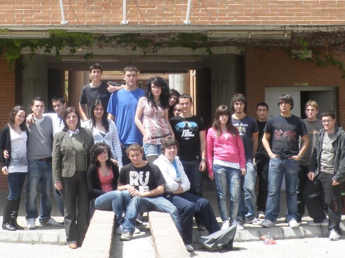 grupo de alumnos en la puerta del Instituto