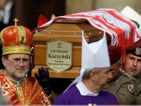 Féretro llevado por soldados, acompañadp por la jerarquía eclesiástica