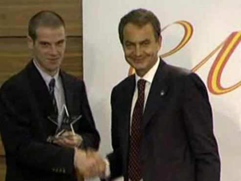 Antoine Durieux, recibe el premio de manos de José L. Rodríguez Zapatero