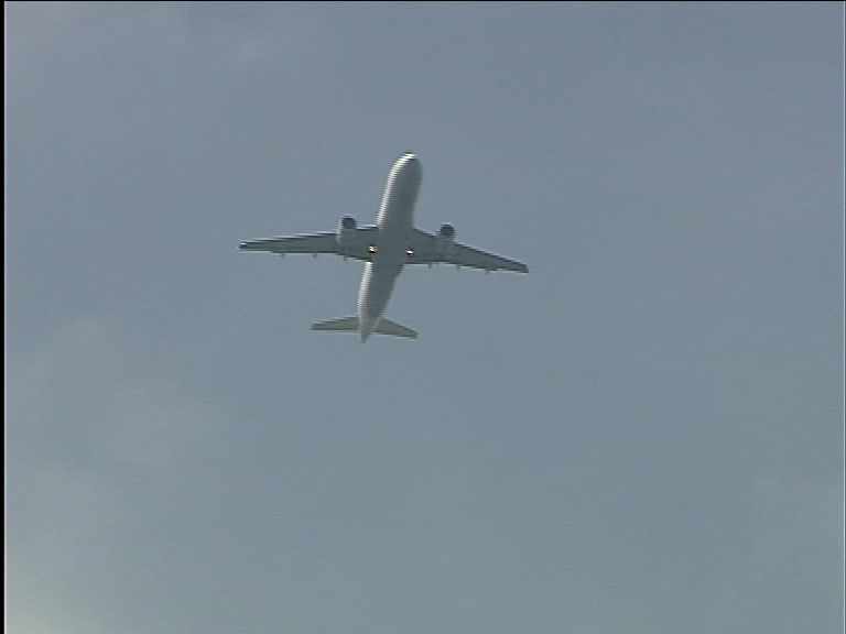 Un avión volando