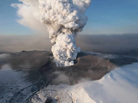 cráter del volcán del que sale una gran fumarola