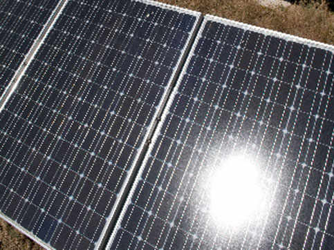 un panel solar en el que se ve el reflejo del sol