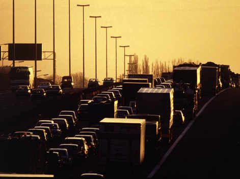 Una carretera llena de coches con una bonita luz de puesta de sol