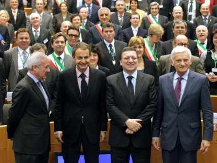 Alcaldes europeos y delante Valcarcel, Zapatero, Barroso y Buzek