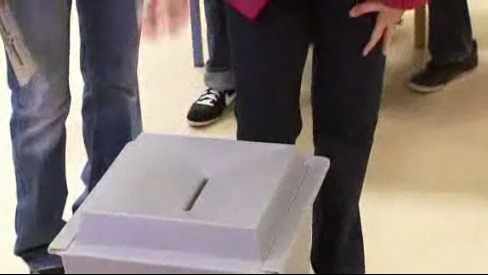 una urna en un colegio electoral alemán