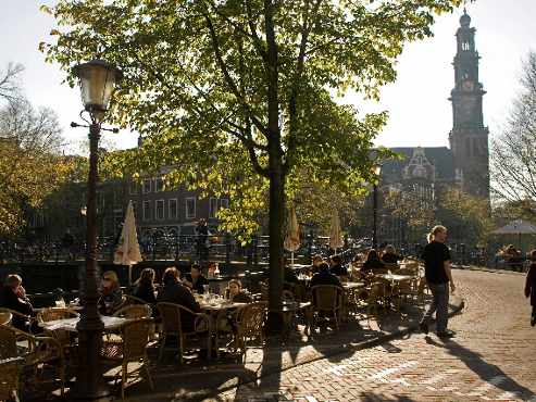 Personas sentadas en la terraza de un bar en Ámsterdam