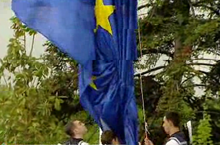 marineros izando la bandera europea