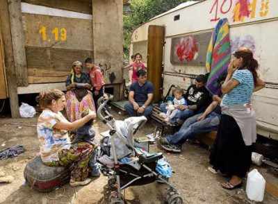 varios miembros de una familia ante la puerta de una roulotte