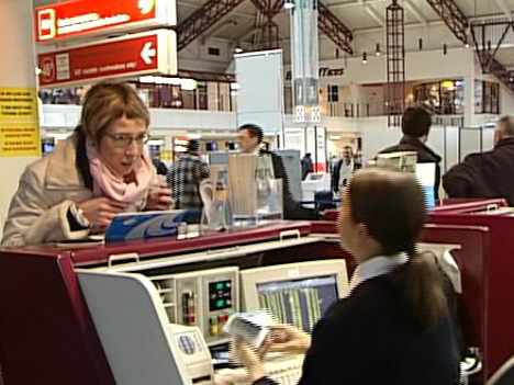 una persona hace trámites en un aeropuerto europeo