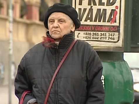 Una anciana en la parada de un autobus