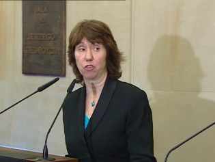 Catherine Ashton frente a los nicrófonos