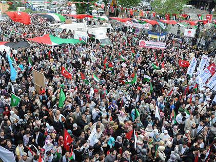 gran número de manifestantes con banderas turcas y palestinas