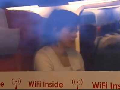 Un tren con avisos en las ventanillas de wiFi en el interior