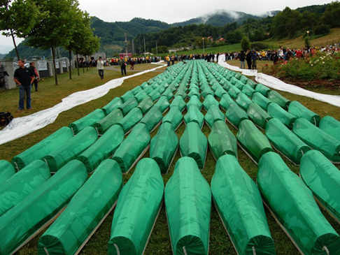 ataudes verdes en una explanada en Potocari