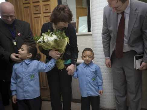 Catherine Ashton con dos niños de la mano