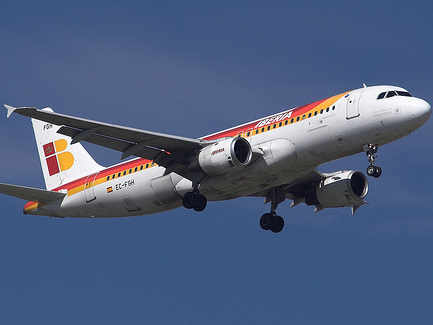 un avión de Iberia volando