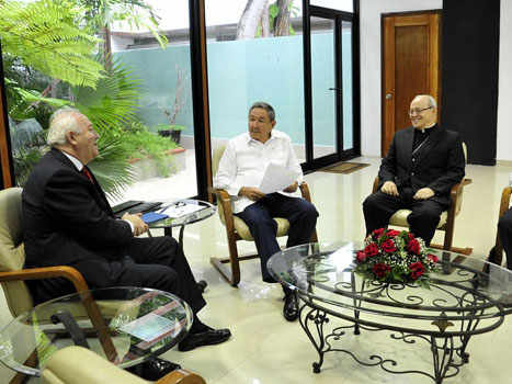 Moratinos, Raúl Castro y el cardenal Jaime Ortega