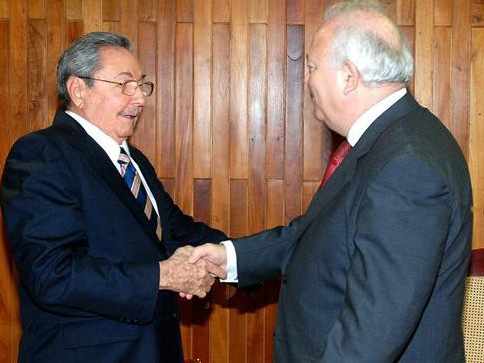 Raúl Castro saluda a Miguel Ángel Moratinos