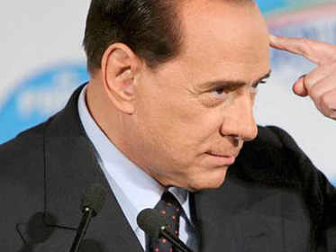 Berlusconi se toca la frente con el dedo índice