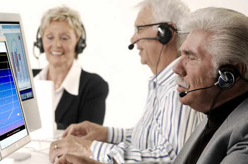 tres personas de edad trabajando con ordenadores