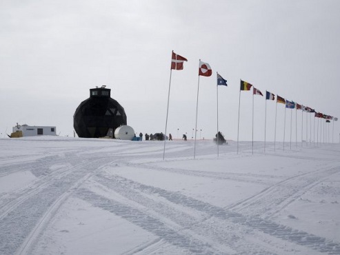 La base con las banderas de los 14 países que participan