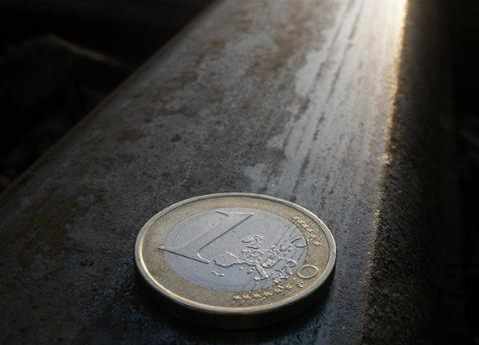 Un euro sobre un fondo oscuro