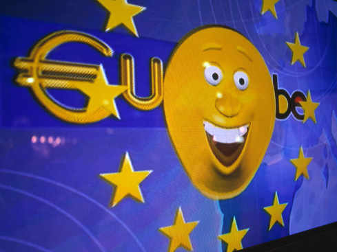 bandera de Europa con un euro sonriendo