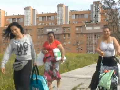 Unas mujeres gitanas vuelven de la compra