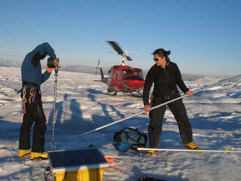 dos investigadores instalando un GPS