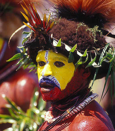 un hombre con la cara pintada de fuertes colores 