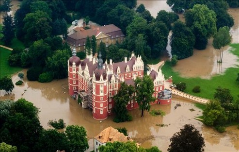 Un castillo y otros edificios rodeados por el agua