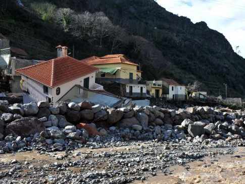 Unas casas destruidas por las inundaciones