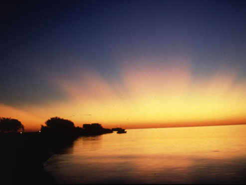 Una hermosa puesta del sol sobre el mar