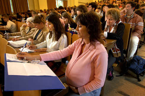 una mujer embarazada en un aula