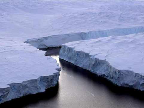 dos enormes bloques de hielo separándose