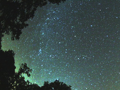 imagen del cielo se ve alguna estrella fugaz