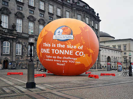 Un gran globo terráqueo en una calle de Copenhague