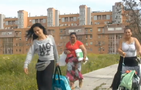 tres mujeres gitanas cargadas con bolsas