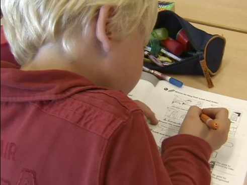 un niño haciendo ejercicios en el cuaderno 