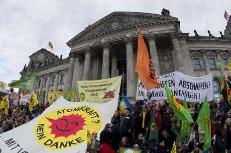 manifestantes ante el Reichtag