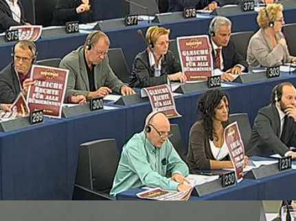 los europarlamentarios con carteles contra la expulsión