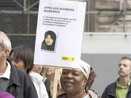 una mujer con una pancarta con la foto de Sakineh