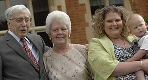 Edwards, Louis Brown con su madre y su hijo