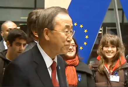 Ban Ki Moon, rodeado de jóvenes en el Europarlamento