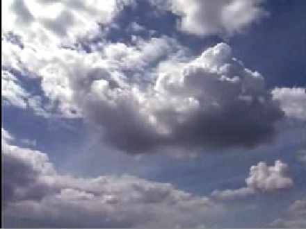 un hermoso cielo azul con grandes nubes